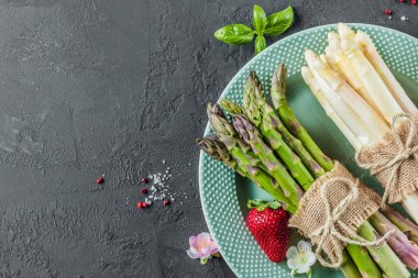 Demet kuşkonmaz ve çilek plaka kayrak tablo arka plan üzerinde