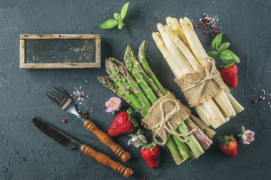 Demet kuşkonmaz ve çilek plaka kayrak tablo arka plan üzerinde