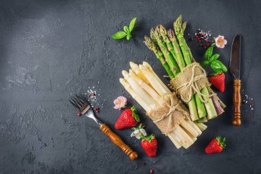 Demet kuşkonmaz ve çilek plaka kayrak tablo arka plan üzerinde