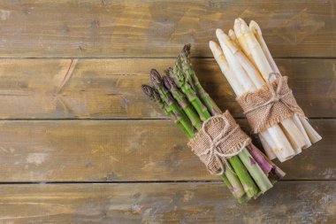 Demet kuşkonmaz ahşap arka plan üzerinde plaka