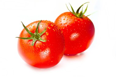 Beyaz arka plan üzerinde izole taze olgun domates yakından görmek