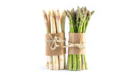 taze olgun sağlıklı kuşkonmaz beyaz arka plan üzerinde izole yakından görmek