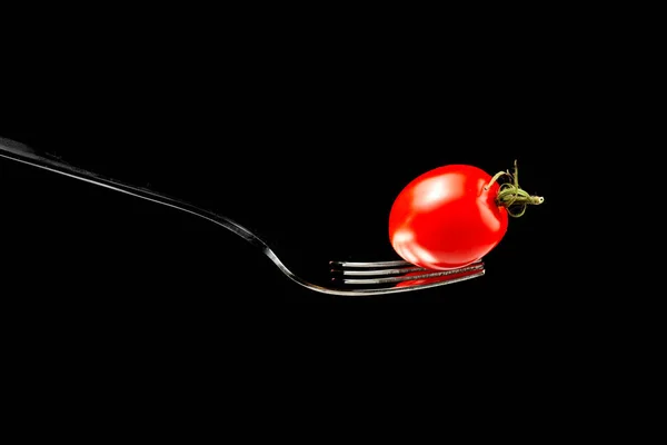 Gaffel Med Färsk Mogen Tomat Svart Bakgrund — Stockfoto