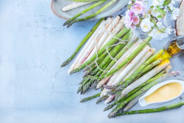 taze olgun sağlıklı kuşkonmaz üstten görünüm mavi yüzeyi
