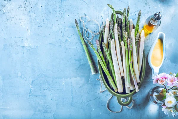 Draufsicht Auf Frischen Reifen Gesunden Spargel Auf Blauer Oberfläche — Stockfoto