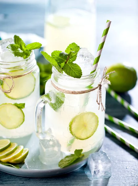 Limonada Fresca Casera Tarros Albañil Con Pajitas Para Beber Cubitos —  Fotos de Stock