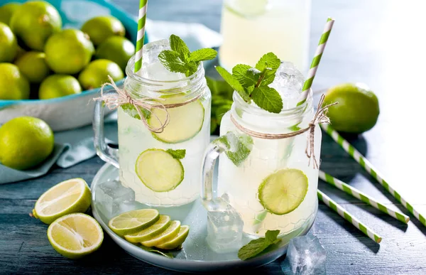 Frische Hausgemachte Limonade Einmachgläsern Mit Trinkhalmen Und Eiswürfeln Auf Dem — Stockfoto