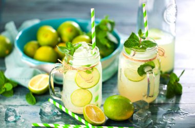 taze ev yapımı limonata ve içme pipetleri ile cam kavanoz 