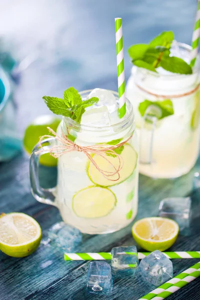 Einmachgläser Mit Frischer Hausgemachter Limonade Trinkhalmen Und Eiswürfeln Auf Holztisch — Stockfoto