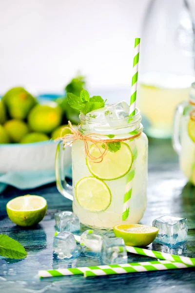 Vista Cerca Del Frasco Albañil Con Limonada Fresca Fría Mesa —  Fotos de Stock