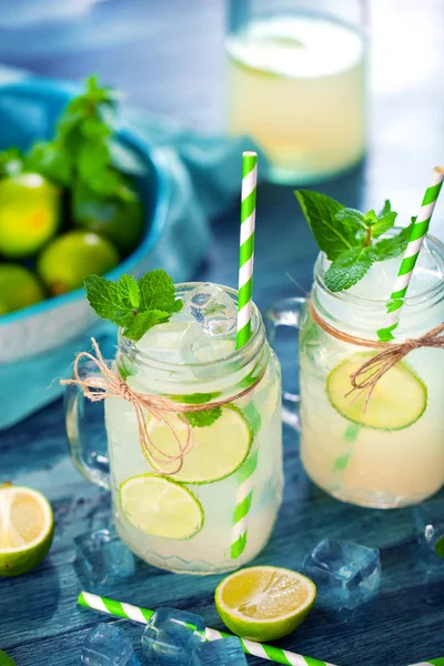 Gläser Mit Frischer Hausgemachter Limonade Und Trinkhalmen Auf Dem Tisch — Stockfoto