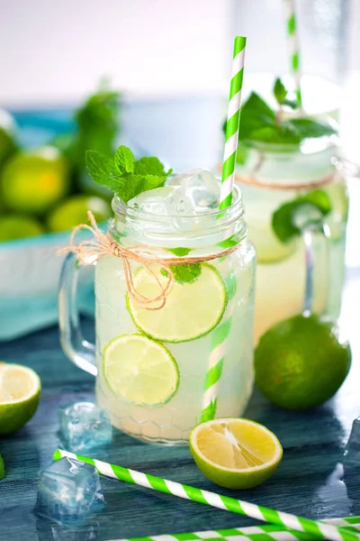 Vista Cerca Frascos Vidrio Con Limonada Casera Fresca Pajitas Para —  Fotos de Stock