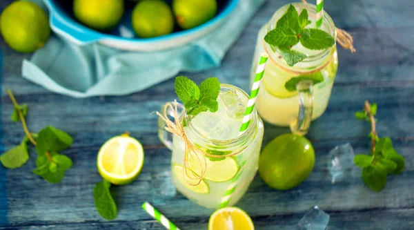 Vista Ángulo Alto Frascos Vidrio Con Limonada Casera Fresca Pajitas — Foto de Stock