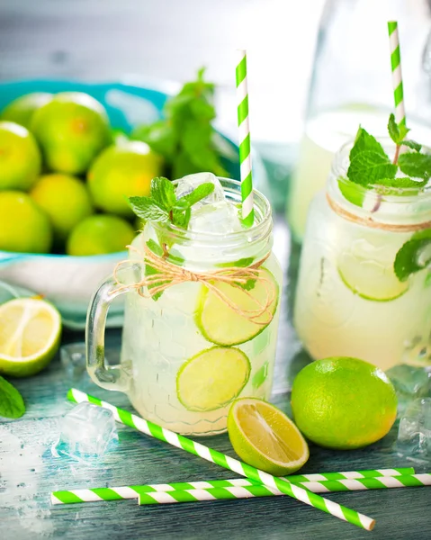 Närbild Glasburkar Med Färsk Hemlagad Lemonad Och Dricksugrör — Stockfoto