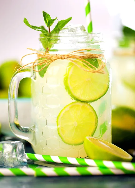 Nahaufnahme Von Glas Mit Frischer Hausgemachter Limonade Und Trinkhalmen — Stockfoto