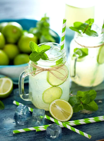 Einmachgläser Mit Hausgemachter Limonade Und Eiswürfeln Auf Dem Tisch — Stockfoto