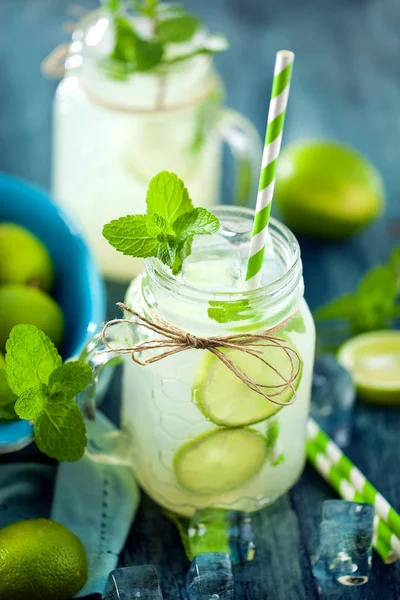 Nahaufnahme Von Einmachgläsern Mit Hausgemachter Limonade Und Eiswürfeln Selektiver Fokus — Stockfoto