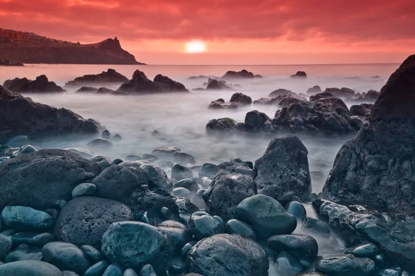 Hermoso Paisaje Marino Con Piedras Agua Cielo Nublado Dramático Atardecer — Foto de Stock