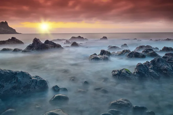 Красивый Морской Пейзаж Камнями Воде Облачным Небом Закате — стоковое фото