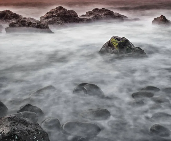 Красивый Морской Пейзаж Камнями Воде Закате — стоковое фото