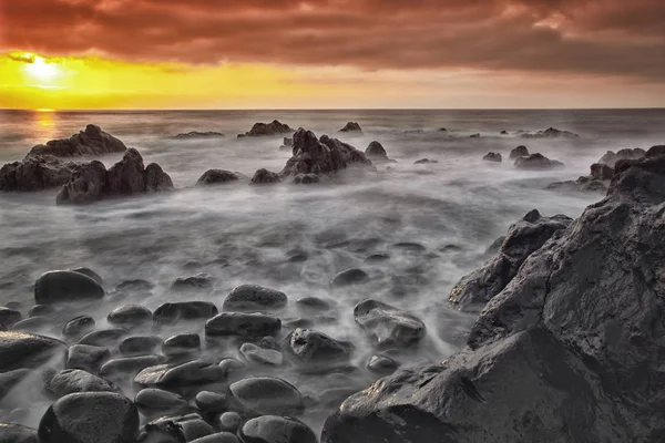 Bellissimo Paesaggio Marino Con Pietre Acqua Drammatico Cielo Nuvoloso Tramonto — Foto Stock