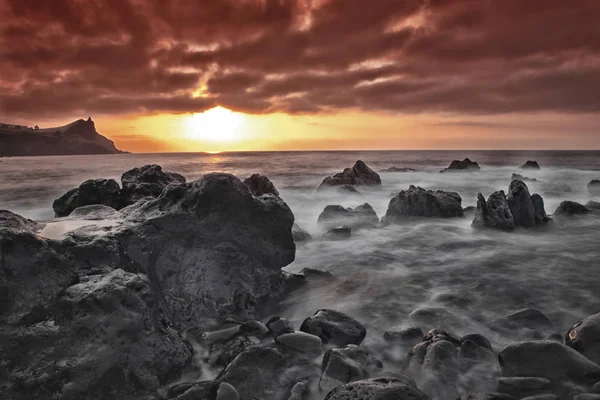 Wunderschöne Meereslandschaft Mit Steinen Wasser Und Dramatischem Bewölkten Himmel Bei — Stockfoto