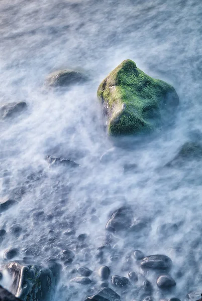 Bellissimo Paesaggio Marino Con Pietre Nella Nebbia Tramonto — Foto Stock