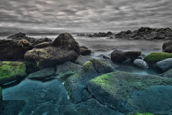 Красивий Морський Пейзаж Камінням Воді Заході Сонця — стокове фото