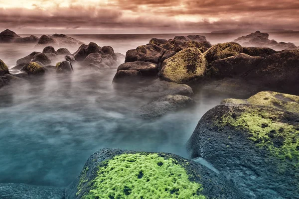 Wunderschöne Meereslandschaft Mit Steinen Wasser Und Bewölktem Himmel Bei Sonnenuntergang — Stockfoto