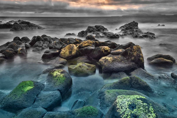 Красивый Морской Пейзаж Камнями Воде Впечатляющим Облачным Небом Закате — стоковое фото