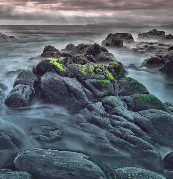 Beau Paysage Marin Avec Des Pierres Dans Brume Coucher Soleil — Photo