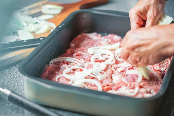 Близкий Частичный Вид Человека Добавляющего Лук Вкусному Мясу Поднос Выпечки — стоковое фото