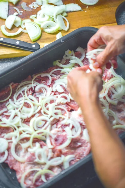 Tiro Cortado Pessoa Adicionando Cebola Carne Deliciosa Bandeja Cozimento — Fotografia de Stock