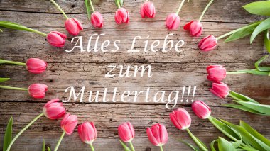 Ahşap arka plan, kenarlık üstten görünüm, çerçeve üzerinde güzel Pembe Lale. Güzel tebrik kartı laleler ve mutlu gün metin içinde Alman anneler