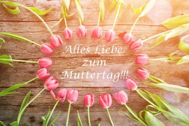 Lale ahşap arka plan üzerinde yaratıcı düzenleme ile mutlu anneler günü metin içinde Alman