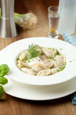 Köfte ile et ya da mantı dolu. Geleneksel Rus yemeği mantı. Köfte dolgulu