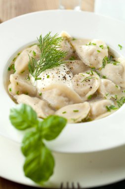 Köfte ile et ya da mantı dolu. Geleneksel Rus yemeği mantı. Köfte dolgulu