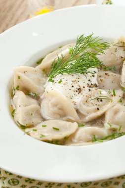 Köfte ile et ya da mantı dolu. Geleneksel Rus yemeği mantı. Köfte dolgulu