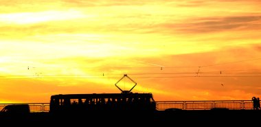 Çek Cumhuriyeti Prag 'da gün batımında tramvayın silüeti