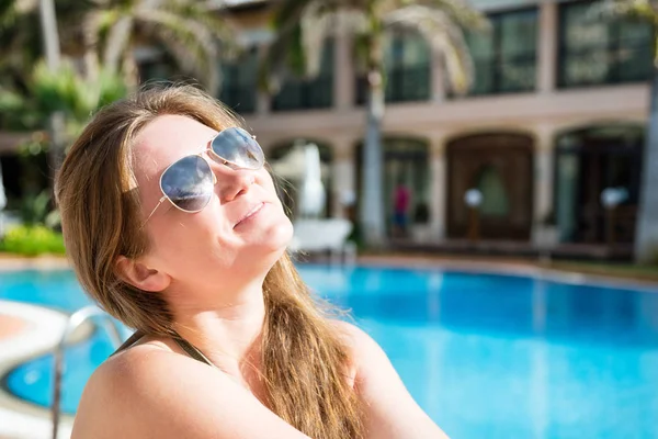 Hermosa Mujer Joven Sonriente Gafas Sol Disfrutando Vacaciones Verano Cerca — Foto de Stock