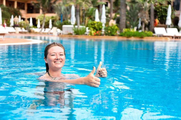 Feliz Joven Mostrando Los Pulgares Hacia Arriba Sonriendo Cámara Piscina — Foto de Stock