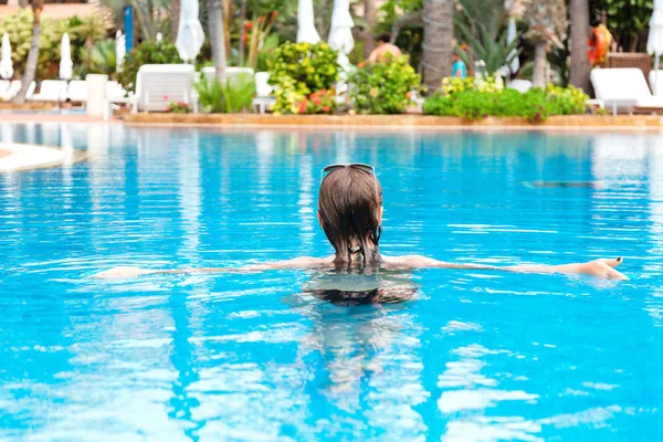 Vista Trasera Mujer Joven Nadando Piscina Complejo Verano — Foto de Stock