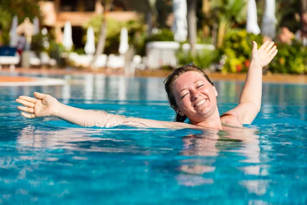 Hermosa Mujer Joven Feliz Levantando Las Manos Piscina Complejo Tropical — Foto de Stock