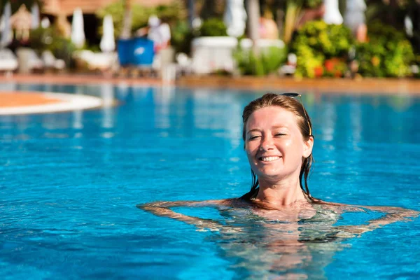 Hermosa Chica Feliz Nadando Piscina Complejo Tropical — Foto de Stock