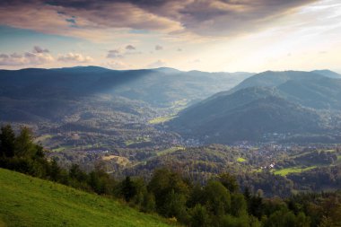 Dağlarla ve köyle çevrili Alp Vadisi 'ne yüksek açı 