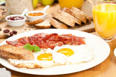 Sahanda yumurta ve domuz pastırması, ekmek ve kiraz domates ile lezzetli breakfast yakından görmek