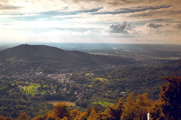 Hög Vinkel Utsikt Över Alpin Dal Omgiven Berg Och — Stockfoto