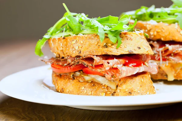 Baguette Crujiente Dorada Recién Horneada Llena Lechuga Fresca Salami Rodajas — Foto de Stock