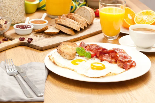 Välsmakande Frukost Med Stekt Ägg Och Bacon Cocktailtomater Apelsinjuice Kaffe — Stockfoto