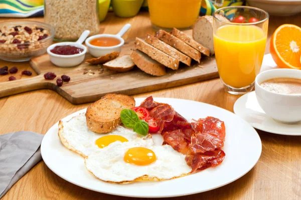 Leckere Spiegeleier Mit Speck Scheibenbrot Tasse Kaffee Und Saft Zum — Stockfoto